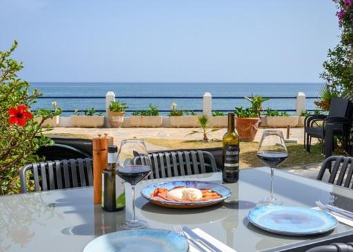 Newly Renovated 2 Bedroom Beachfront House Sitio de Calahonda Esterno foto