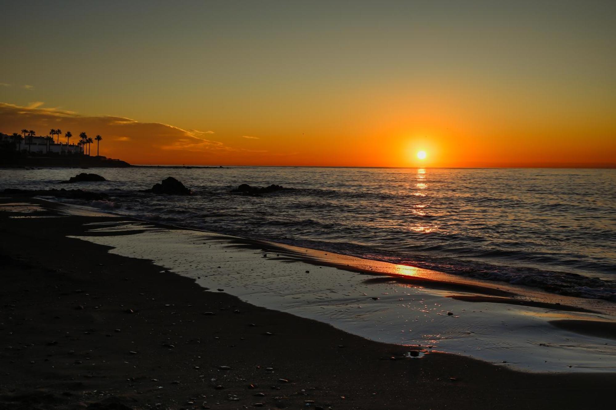 Newly Renovated 2 Bedroom Beachfront House Sitio de Calahonda Esterno foto