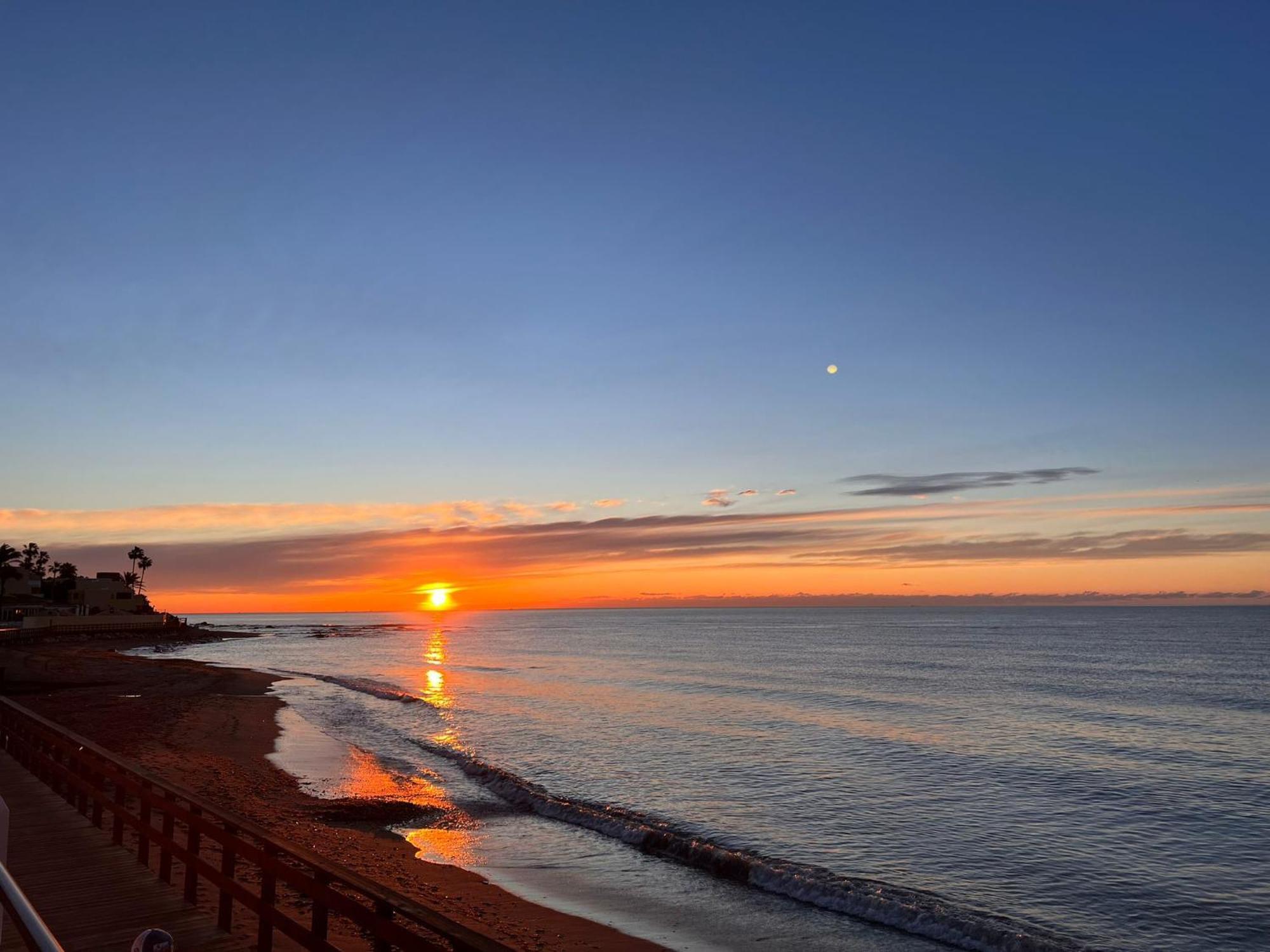 Newly Renovated 2 Bedroom Beachfront House Sitio de Calahonda Esterno foto